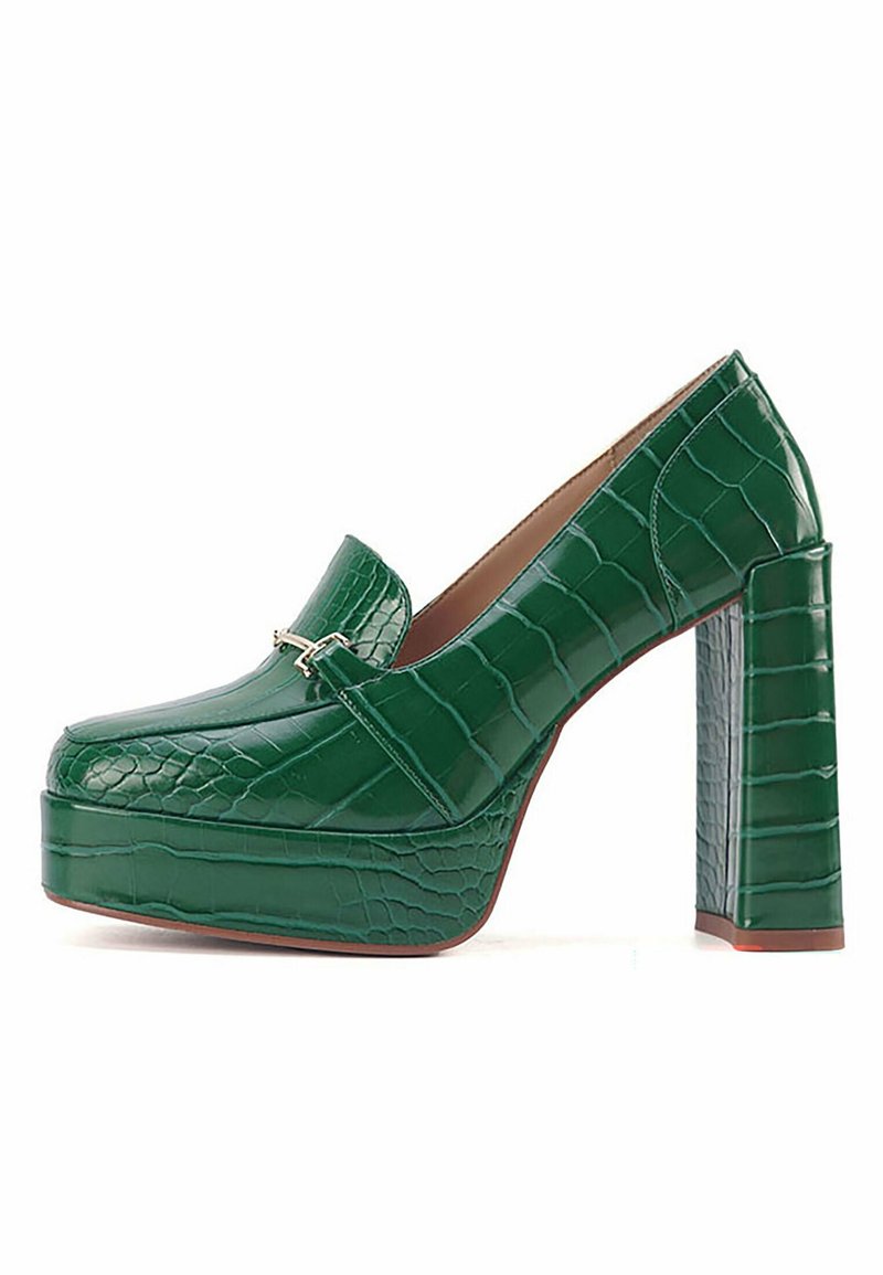 Chaussures à plateforme à talons hauts en cuir verni vert avec une texture crocodile, dotées d'un large talon bloc et d'une bride décorative.