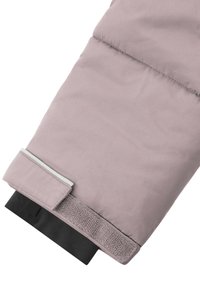 Hellviolette Stoffhülle mit weicher Oberfläche, ausgestattet mit einem Klettverschluss und einem dunkel schwarzen Innenfutter. Sichtbare Verstärkungsnähte.