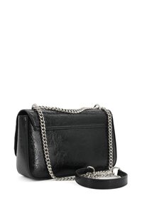 Borsa nera in ecopelle con trama a rilievo, dotata di una tracolla a catena argentata, forma rettangolare e chiusura a pattina piatta. Comprende una tracolla staccabile.