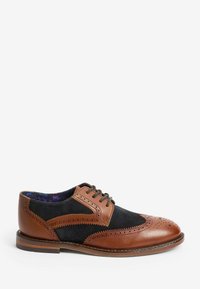 Brune læder- og sort ruskinds brogues har dekorative perforeringer, kontrasterende teksturer og en blomstermønstret foring. Lav hæl.