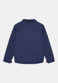 Mörkblå hoodie med krage, raglanärmar och elastiska muddar. Har en rund logotagg på baksidan av nacken. Mjuk, texturerad tyg.