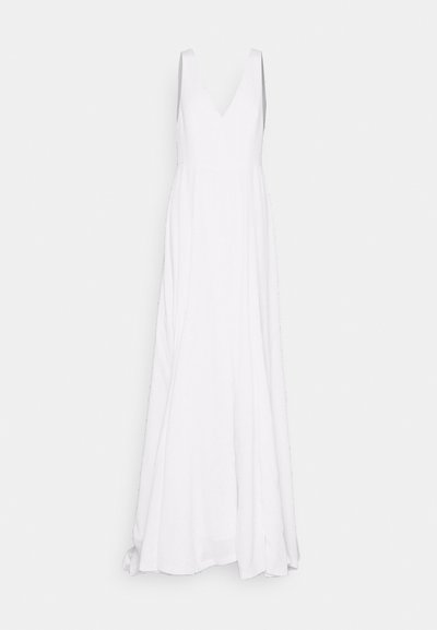 Μακριά λευκή φόρεμα με βαθύ V-καθήλωμα, χωρίς μανίκια, ρέουσα ύφανση και διακριτές ραφές. Λείο υφασμάτινο και μήκος που φτάνει μέχρι το πάτωμα.
