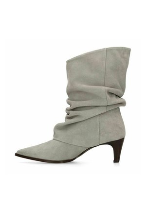 Botte ample en daim gris clair montant jusqu’au milieu du mollet avec bout pointu et petit talon kitten noir.