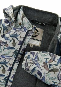 Vandtæt jakke med hvid yderside og et blåt og grønt marint dyreprint, grå fleeceforing og lynlåsfrontlukning.