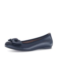Ballerine in pelle blu navy con punta arrotondata, caratterizzate da un'accenno a fiocco sulla parte anteriore e una suola bassa e flessibile. Texture liscia.