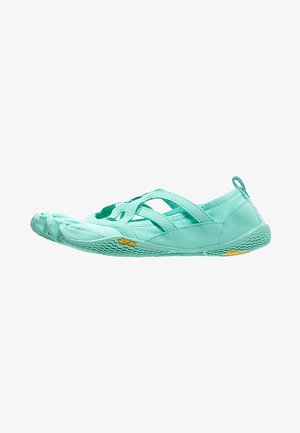 Scarpa azzurro aqua a cinque dita realizzata in materiale morbido con cinghie incrociate per una vestibilità sicura. Suola Vibram con grip testurizzato per una buona aderenza.