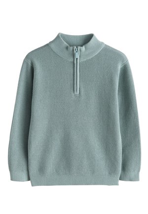 Jasnoniebieski dziergany sweter z długimi rękawami i krótkim, przednim zamkiem błyskawicznym przy prążkowanym wysokim kołnierzu, ułożony na płasko na białym tle.