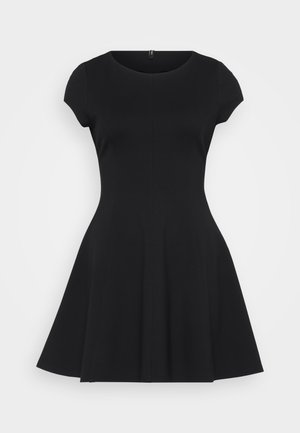 Fekete ruha rövid ujjakkal, kerek nyakkivágással és bővülő szoknyával. Simább, rugalmas anyagból készült, függőleges varratokkal.