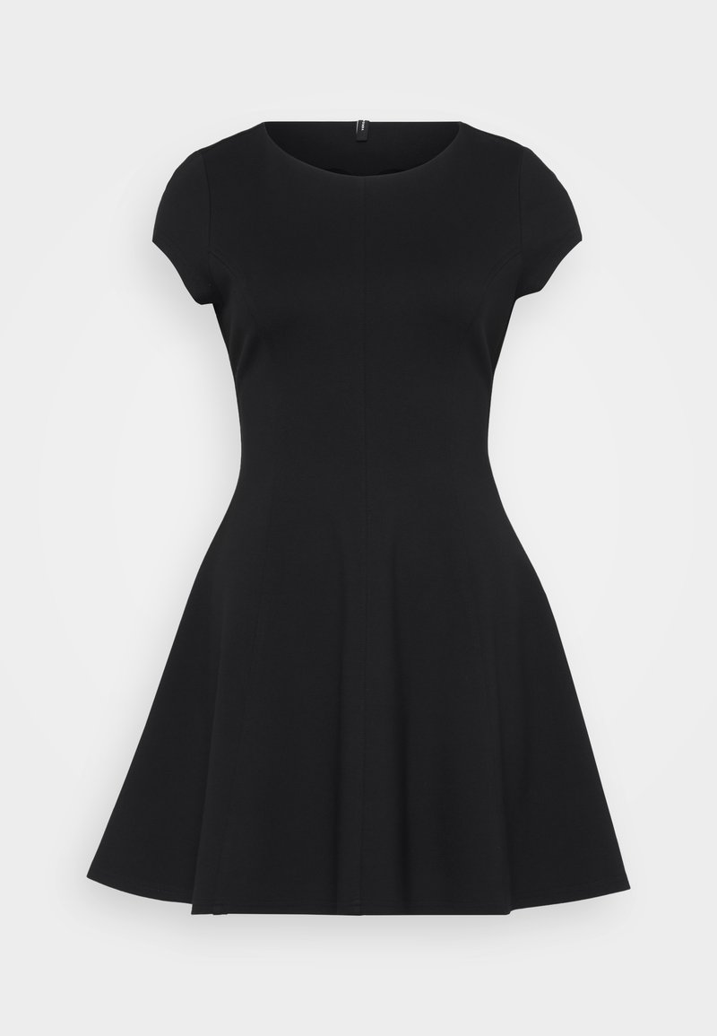 Robe noire à manches courtes, avec un encolure ronde et une jupe évasée. Fabriquée dans un tissu extensible et lisse avec des coutures verticales.