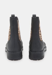 Botas Chelsea negras con paneles laterales de estampado de leopardo, material de goma, suela texturizada y tiradores en la parte trasera para un fácil calzado.