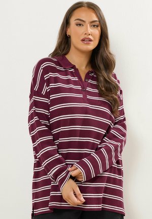 Polo a maniche lunghe bordeaux con strisce orizzontali bianche, dotato di colletto, chiusura a bottoni e texture a coste.