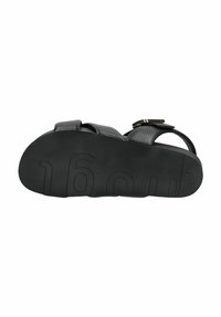 Schwarze Sandale mit strukturiertem Lederobermaterial, flache Gummisohle mit eingeprägten Zahlen auf der Unterseite, verstellbarer Riemen für den perfekten Sitz.