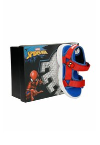 Μπλε και κόκκινο σανδάλι Spider-Man για παιδιά με ρυθμιζόμενους ιμάντες, τοποθετημένο δίπλα σε μαύρο κουτί παπουτσιών με θέμα τον Spider-Man, που εμφανίζει τον χαρακτήρα και το λογότυπο.