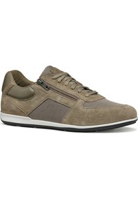 Zapatillas de ante marrón con acentos de malla, cordones planos y un zipper lateral. Presentan una entresuela blanca y una suela de goma texturizada para mayor agarre.