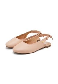 Bailarinas en color nude con tira trasera, de punta afilada, hechas de un material suave que presenta un pequeño acento dorado y un detalle de lazo en el talón.