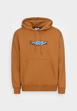 Brauner Kapuzenpullover mit Fronttasche und blauem Raupen-Grafikdesign auf der Brust.