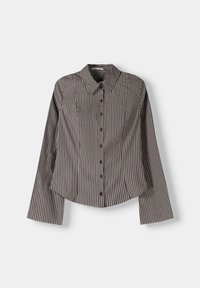 Raitapaitainen nappipaita ruskeassa ja valkoisessa, klassisella kauluksella, pitkillä hihoilla ja kaarevalla helman muotoilulla.