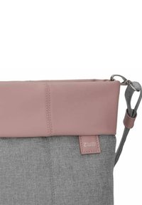 Borsa di tessuto grigia con parte superiore in pelle rosa chiaro. Presenta una superficie liscia, una tracolla e un'etichetta con la scritta "zwei" impressa.