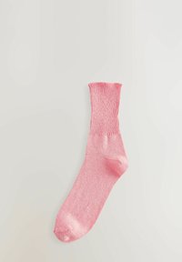 Rosa bomuldsok med ribbet kant, glat tekstur og et klassisk ankel-længde design. Ingen mønstre eller pynt til stede.