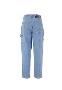 Hellblaue Denim-Cargohosen mit zwei Gesäßtaschen, einem gestickten Design und einem schwarzen Etikett am Bund mit der Aufschrift "LOUD COUTURE."