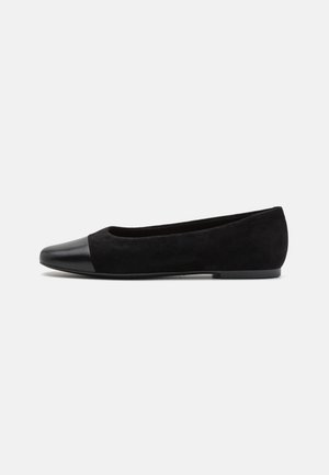 Balerini din suede negru, cu vârful cap de burete lucios și o textură netedă, formă rotunjită și design de profil redus.