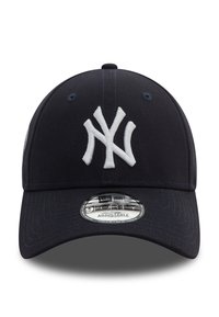 Marineblå caps med en hvit brodert "NY" logo. Har en rund krone, buet skjerm, og justerbar stropp bak.
