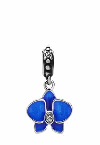 Blauwe orchidee-vormige charm gemaakt van emaille met zilveren accenten en een heldere edelsteen in het midden. Ronde bail voor bevestiging.