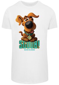 Hvit bomull T-skjorte med en tegneseriehund med brun pels, stor svart nese og en turkise krage. Teksten viser "SCOOB! HANS EPISKE HALEN BEGINNER."