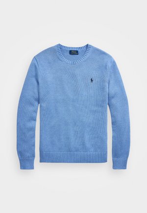 Lichtblauwe gebreide trui met een ronde hals, ribgebreide manchetten en zoom. Bevat een klein donker embleem op de linkerborst. Zachte textuur.