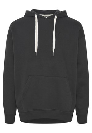 Sudadera gris oscuro de tela suave, con un bolsillo tipo canguro, capucha con cordón y acentos en blanco, y puños y dobladillo acanalados.