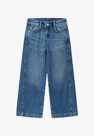 Niebieskie szerokie, krótkie jeansy z denimu z przodu na guziki i zamek, szlufki na pasek oraz dwie przednie kieszenie na białym tle.
