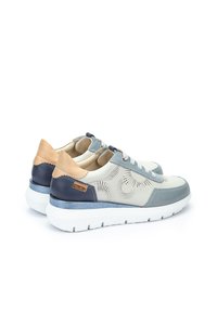 Zapatillas ligeras que presentan una mezcla de cuero gris, azul y marrón, con detalles perforados, puntera redonda y una suela de goma blanca.