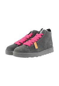 Scarpe high-top in suede grigio con vivaci lacci rosa, una superficie texture e un accento in pelle beige sul lato. Suola in gomma con grip.