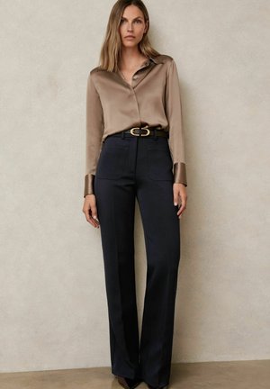 REGULAR FIT - PRIYA PATCH-POCKET FLARED TROUSERS - Püksid - navy