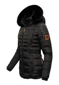 Sort pufferjakke lavet af glat materiale, med en pelsforet hætte, vandret syninger og to lynlåslommer med et logo-patch.