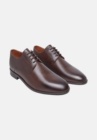 Braune Lederformalschuhe mit glatter Oberfläche, runder Zehenpartie und fünf Ösen Schnürdesign. Mit einem niedrigen, gestapelten Absatz und dezenter Naht. 