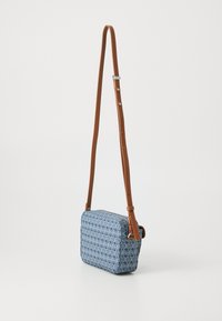 Borsa a tracolla blu a motivo, di forma rettangolare, con una tracolla in pelle marrone e accessori in metallo argentato.