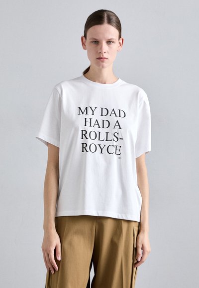 T-shirt en coton blanc à manches courtes, avec un texte noir en gras disant "MON PÈRE AVAIT UN ROLLS-ROYCE." Coupe décontractée, design minimaliste.