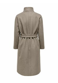 Dlouhý kabát s páskem v texturované, světle hnědé tkanině. Má vysoký límec a široké rukávy, s přímým střihem do poloviny lýtek.