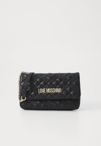 Borsa a mano in pelle trapuntata nera con hardware dorato, con il nome del marchio "LOVE MOSCHINO" sul davanti. Include una tracolla a catena.