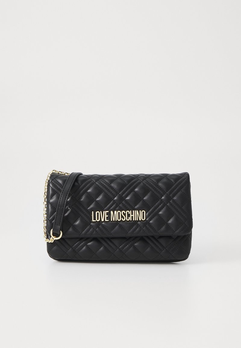 Borsa a mano in pelle trapuntata nera con hardware dorato, con il nome del marchio "LOVE MOSCHINO" sul davanti. Include una tracolla a catena.