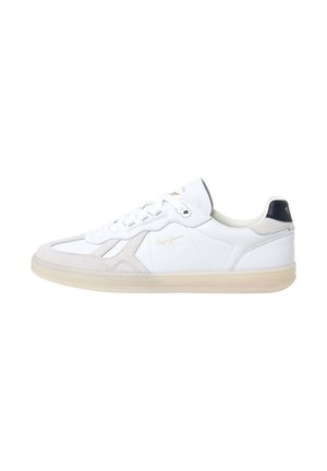 Biały niski sneaker z beżowymi zamszowymi akcentami, beżową podeszwą i czarną zakładką na pięcie, z złotym logo z boku i białymi sznurowadłami.