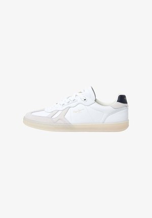 Baskets basses blanches avec détails en daim beige, semelle beige et languette de talon noire, avec logo doré sur le côté et lacets blancs.
