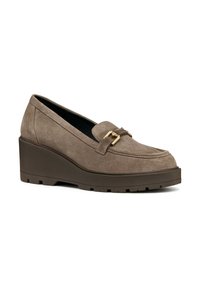 Mocasines de cuña de ante en color topo, con un detalle de hebilla dorada, puntera redonda y suela de goma texturizada para mayor agarre.