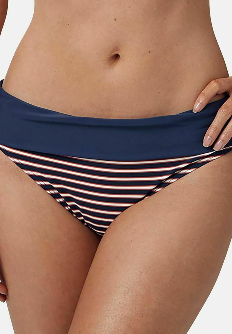 Randig bikiniunderdel med en marinblå midja och horisontella ränder i nyanser av marinblått, korall och krämfärg. Slät tygerstruktur.