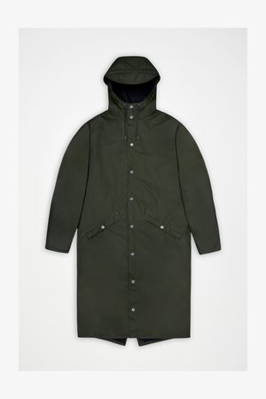 Długa kurtka przeciwdeszczowa w kolorze oliwkowej zieleni z kapturem, zapięciem na zatrzaski, dwoma przednimi kieszeniami i matowym wykończeniem. Charakteryzuje się prostym krojem i regulowanymi sznurkami.