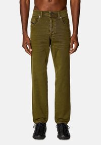 Pantaloni in denim di cotone verde oliva con gambe dritte, cinque tasche e chiusura con bottone in metallo. Indossati con sneakers nere testurizzate.