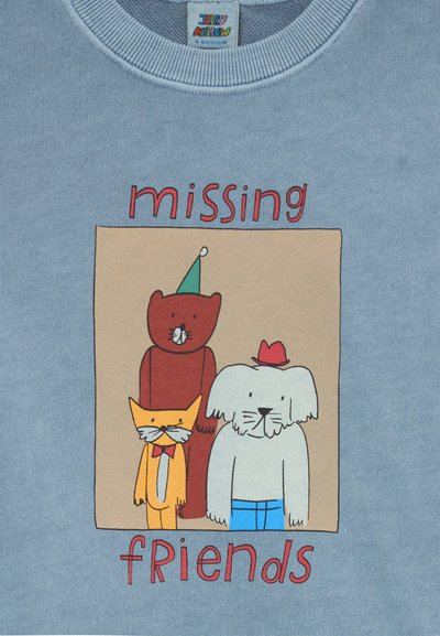Blausschirt mit Cartoon eines roten Bären, einer orangefarbenen Katze mit Fliege und einem weißen Hund, der einen roten Hut und blaue Hosen trägt, Text "vermisste Freunde".