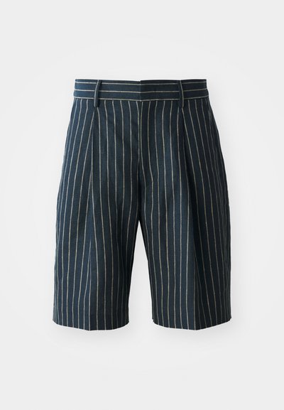 Blå stribede shorts med lige snit, der har en talje og læg, lavet af et tekstureret stof. Ingen synlige lommer eller metaldele.