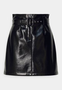 Svart fusk läderkjol med belagd midja, som har en glatt, glänsande textur, en dragkedja fram och sömdetaljer längs nederkanten.